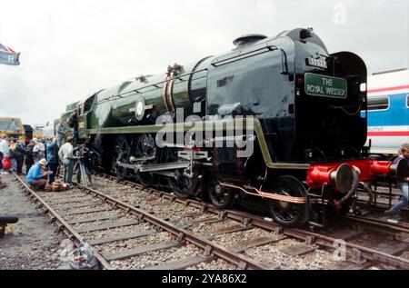 Die Dampflokomotive der SR Merchant Navy mit der Nummer 35027 wurde auf der Woking 150-Veranstaltung als 150-jähriges Jubiläum der LSWR - London and South Western Railway, die 1838 gegründet wurde, gezeigt. 35027 wurde 1948 bei Eastleigh Works fertiggestellt und hauptsächlich in Expresszügen von und nach London Waterloo eingesetzt. Im April 1959 erhielt Port Line die seltene Ehre für ein Mitglied der Klasse der Beförderung des Royal Train von Windsor nach Hamworthy Junction. Sie wurde im September 1966 zurückgezogen und an die Woodham Brothers Scrapyard in Barry geschickt, wo sie 1967 ankam. 1982 zur Restaurierung entfernt. Abgeschlossen 1988 Stockfoto