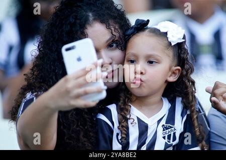 Fortaleza, Ceara, Brasilien. Oktober 2024. Fortaleza (CE), 10/12/2024 Ã¢â‚¬' MATCH/CEARA VC PONTE PRETA- Bewegung der Fans während des Spiels zwischen Ceara und Ponte Preta, gültig für die 31. Runde der brasilianischen Meisterschaft Serie B 2024, die am Nachmittag dieses Samstags, dem 12. Oktober 2024, in der Vozao Arena ausgetragen wurde. (Kreditbild: © LC Moreira/TheNEWS2 via ZUMA Press Wire) NUR REDAKTIONELLE VERWENDUNG! Nicht für kommerzielle ZWECKE! Stockfoto