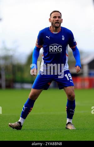 Dan Gardner vom Oldham Athletic Association Football Club während des Spiels der vierten Qualifikationsrunde des FA Cup zwischen Oldham Athletic und FC Halifax Town im Boundary Park, Oldham am Samstag, den 12. Oktober 2024. (Foto: Thomas Edwards | MI News) Credit: MI News & Sport /Alamy Live News Stockfoto