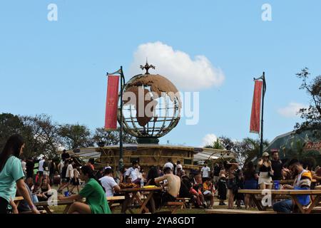 Itu, Sao Paulo, Brasilien. Oktober 2024. ITU (SP), 12/2024 - UNTERHALTUNG/FESTIVAL/TOMORROWLAND - der zweite Tag von Tomorrowland Brasil hat gutes Wetter, viel Sonne und Hitze für die Öffentlichkeit, die bereits die Maeda Farm in ITU im Inneren von Sao Paulo erfüllt. (Foto: Leandro Chemalle/Thenews2/Zumapress) (Credit Image: © Leandro Chemalle/TheNEWS2 via ZUMA Press Wire) NUR REDAKTIONELLE VERWENDUNG! Nicht für kommerzielle ZWECKE! Stockfoto