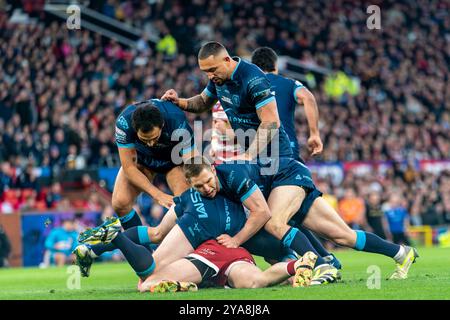 Manchester, Großbritannien. Oktober 2024. Betfred Superleague Grand Final: Hull Kingston Rovers gegen Wigan Warriors. Jai Field von Wigan Warriors wird von Hull KR Defense angegriffen. Credit Paul Whitehurst/PBW Media/Alamy Live News Stockfoto