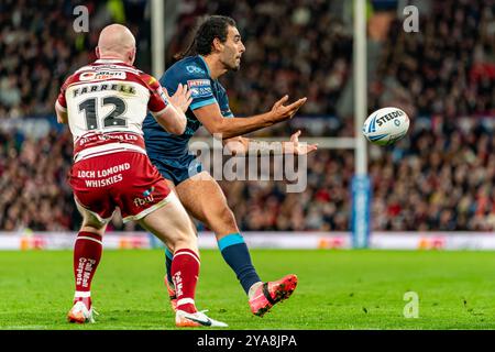 Manchester, Großbritannien. Oktober 2024. Betfred Superleague Grand Final: Hull Kingston Rovers gegen Wigan Warriors. Tyrone May von Hull KR übergibt den Ball. Liam Farrell von Wigan Warriors. Credit Paul Whitehurst/PBW Media/Alamy Live News Stockfoto