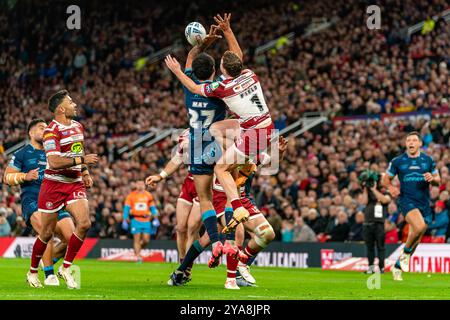 Manchester, Großbritannien. Oktober 2024. Betfred Superleague Grand Final: Hull Kingston Rovers gegen Wigan Warriors. Tyrone May von Hull KR und Jai Field von Wigan Warriors kämpfen um den Ball in der Luft. Credit Paul Whitehurst/PBW Media/Alamy Live News Stockfoto