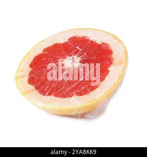 Die Hälfte der Grapefruit mit Plastikfolie, isoliert auf weiß Stockfoto