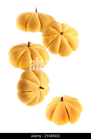 Kürbisförmige Brötchen in der Luft auf weißem Hintergrund Stockfoto