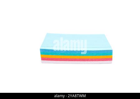 Ein Stapel farbiges Papier mit blauer Oberseite. Das Papier ist mehrfarbig und hat ein Streifenmuster. Notieren Sie Papier isoliert auf weißem Hintergrund. Stockfoto