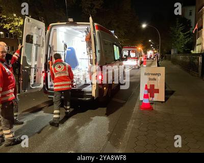 Hamburg, Deutschland. Oktober 2024. Mitglieder des Deutschen Roten Kreuzes sind vor dem Alleegymnasium im Dienst, wo eine Notunterkunft eingerichtet wurde. Eine nicht explodierte Bombe aus dem Zweiten Weltkrieg wurde auf dem Gelände einer Hamburger Grundschule gefunden. Die Bombe soll heute Abend entschärft werden. Nach Angaben der Feuerwehr sind derzeit Evakuierungsmaßnahmen im Bereich Sternschanze im Gange. Quelle: Benjamin Haller/dpa/Alamy Live News Stockfoto
