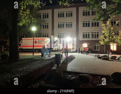 Hamburg, Deutschland. Oktober 2024. Mitglieder des Deutschen Roten Kreuzes sind vor dem Alleegymnasium im Dienst, wo eine Notunterkunft eingerichtet wurde. Eine nicht explodierte Bombe aus dem Zweiten Weltkrieg wurde auf dem Gelände einer Hamburger Grundschule gefunden. Die Bombe soll heute Abend entschärft werden. Nach Angaben der Feuerwehr sind derzeit Evakuierungsmaßnahmen im Bereich Sternschanze im Gange. Quelle: Benjamin Haller/dpa/Alamy Live News Stockfoto