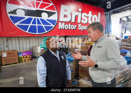 Bristol, Usa. Oktober 2024. Der stellvertretende Administrator der FEMA Erik Hooks, links, besucht Notfallteams in Tennessee, lokale Beamte, Mitarbeiter der FEMA und Freiwillige, die an der Reaktion auf die Erholung nach dem Hurrikan Helene am 9. Oktober 2024 in Bristol, Tennessee, arbeiten. Quelle: Robert Kaufmann/FEMA Photo/Alamy Live News Stockfoto