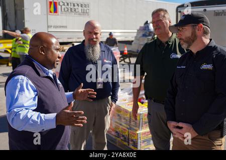 Bristol, Usa. Oktober 2024. Der stellvertretende Administrator der FEMA Erik Hooks, links, besucht Notfallteams in Tennessee, lokale Beamte, Mitarbeiter der FEMA und Freiwillige, die an der Reaktion auf die Erholung nach dem Hurrikan Helene am 9. Oktober 2024 in Bristol, Tennessee, arbeiten. Quelle: Robert Kaufmann/FEMA Photo/Alamy Live News Stockfoto