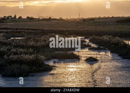 Sonnenuntergang über der Lagune vom Vogelhäuschen der RSPB auf Two Tree Island. Stockfoto