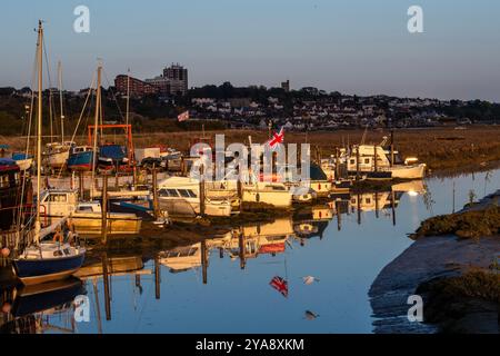 Sonnenuntergang über der Lagune vom Vogelhäuschen der RSPB auf Two Tree Island. Stockfoto