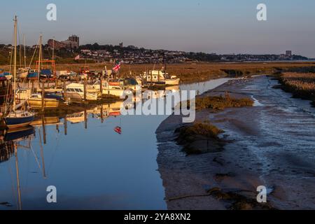 Sonnenuntergang über der Lagune vom Vogelhäuschen der RSPB auf Two Tree Island. Stockfoto