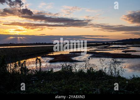 Sonnenuntergang über der Lagune vom Vogelhäuschen der RSPB auf Two Tree Island. Stockfoto