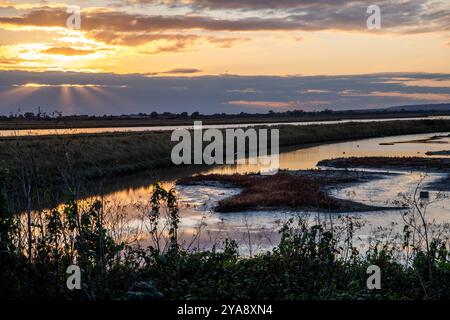 Sonnenuntergang über der Lagune vom Vogelhäuschen der RSPB auf Two Tree Island. Stockfoto