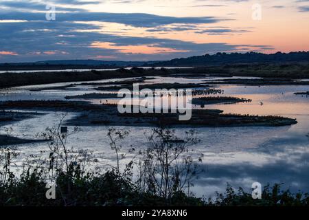 Sonnenuntergang über der Lagune vom Vogelhäuschen der RSPB auf Two Tree Island. Stockfoto