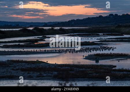 Sonnenuntergang über der Lagune vom Vogelhäuschen der RSPB auf Two Tree Island. Stockfoto