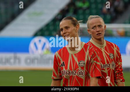 Wolfsburg, Deutschland. Oktober 2024. Wolfsburg, Deutschland 12. Oktober 2024: 1. BL - Frauen - 2024/2025 - VfL Wolfsburg vs. FC Bayern München im Bild: v.li. Klara Bühl/Buehl (FCB) und Lea Schüller/Schueller (FCB) /// DFB-Vorschriften verbieten jede Verwendung von Fotografien als Bildsequenzen und/oder Quasi-Video /// Credit: dpa/Alamy Live News Stockfoto