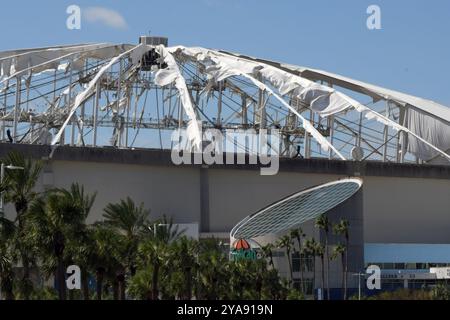 St. Petersburg, Usa. Oktober 2024. Das zerrissene und zerstörte Dach auf dem Tropicana Field, der Heimat der Tampa Bay Rochen, verursacht durch den starken Wind des Hurrikans Milton vom 11. Oktober 2024 in St. Petersburg, Florida. Hurrikan Milton landete fünfzig Meilen südlich bei Siesta Key als Kategorie-3-Hurrikan. Quelle: Mark Rankin/USACE Photo/Alamy Live News Stockfoto