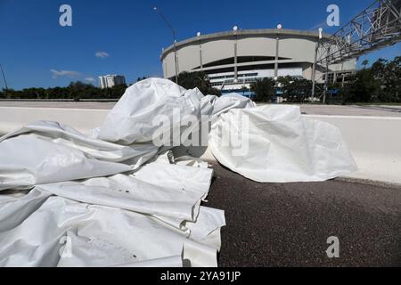 St. Petersburg, Usa. Oktober 2024. Das zerrissene und zerstörte Dach auf dem Tropicana Field, der Heimat der Tampa Bay Rochen, verursacht durch den starken Wind des Hurrikans Milton vom 11. Oktober 2024 in St. Petersburg, Florida. Hurrikan Milton landete fünfzig Meilen südlich bei Siesta Key als Kategorie-3-Hurrikan. Quelle: Mark Rankin/USACE Photo/Alamy Live News Stockfoto