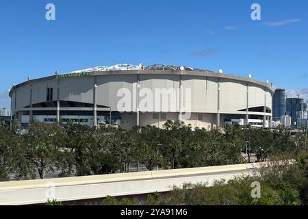 St. Petersburg, Usa. Oktober 2024. Das zerrissene und zerstörte Dach auf dem Tropicana Field, der Heimat der Tampa Bay Rochen, verursacht durch den starken Wind des Hurrikans Milton vom 11. Oktober 2024 in St. Petersburg, Florida. Hurrikan Milton landete fünfzig Meilen südlich bei Siesta Key als Kategorie-3-Hurrikan. Quelle: Mark Rankin/USACE Photo/Alamy Live News Stockfoto