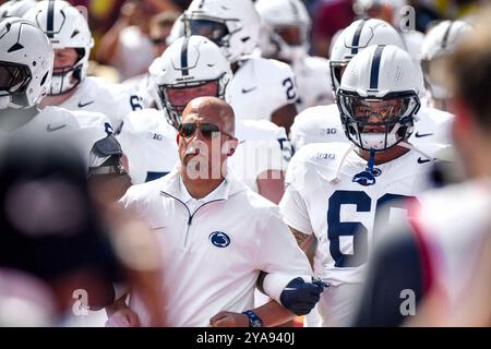 Los Angeles, CA. 12. Oktober 2024. James Franklin, Cheftrainer der Penn State Nittany Lions, spielt das Feld vor dem NCAA Football-Spiel zwischen den Penn State Nittany Lions und den USC Trojans im Coliseum in Los Angeles, Kalifornien. Pflichtfoto: Louis Lopez/Cal Sport Media/Alamy Live News Stockfoto