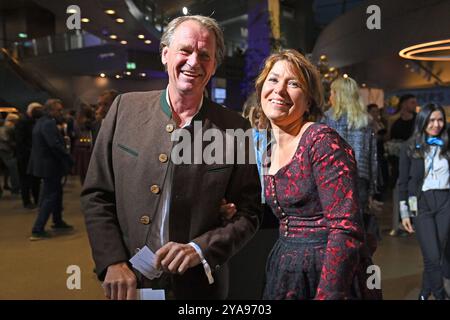 Markus WASMEIER mit Ehefrau Brigitte. Bayerischer Sportpreis 2024 in der BMW Welt, Roter Teppich, Roter Teppich am 12.10.2024. *** Markus WASMEIER mit seiner Frau Brigitte Bayerischer Sportpreis 2024 in der BMW Welt, Roter Teppich, Roter Teppich am 12 10 2024 Stockfoto