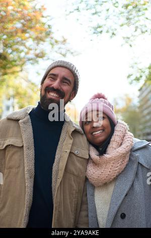 Porträt des schönen multirassischen glücklichen Paares im Freien, einer jungen Frau und einem verliebten Mann Stockfoto