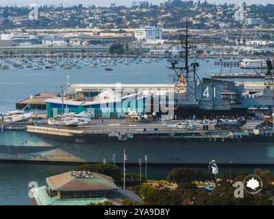 Blick aus der Vogelperspektive auf das USS Midway Museum und die Stadtlandschaft von San Diego Stockfoto