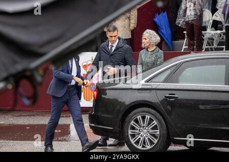 Madrid, Spanien. Oktober 2024. Der Präsident der spanischen Regierung, Pedro Sanchez, verlässt die Parade zum Nationalfeiertag am Ende Wie jeden 12. Oktober findet in Madrid unter sintflutartigen Regenfällen eine neue Parade statt, um den spanischen Nationalfeiertag zu feiern. Die Parade wurde von König Felipe VI., Königin Letizia und Prinzessin Leonor geleitet. (Foto: David Canales/SOPA Images/SIPA USA) Credit: SIPA USA/Alamy Live News Stockfoto