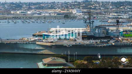 Blick aus der Vogelperspektive auf das USS Midway Museum und die Stadtlandschaft von San Diego Stockfoto