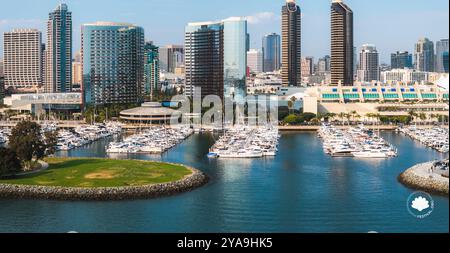 Blick aus der Vogelperspektive auf die Skyline von San Diego und den Yachthafen mit Convention Center Stockfoto