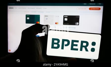 Auf dieser Abbildung befindet sich ein Mobiltelefon mit dem Logo des italienischen Finanzdienstleisters BPER Banca Spa vor der Webseite. Stockfoto