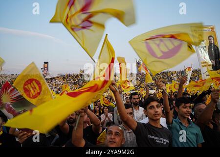 Duhok, Irak. Oktober 2024. Anhänger der Kurdischen Demokratischen Partei (KDP/PDK) halten Fahnen während einer Parteikundgebung vor den Wahlen zum Kurdischen Regionalparlament im Duhok International Stadium. Bei den für den 20. Oktober geplanten Wahlen treten 1.191 Kandidaten um 100 Sitze im Regionalparlament Kurdistan an. Quelle: SOPA Images Limited/Alamy Live News Stockfoto