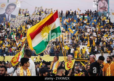 Duhok, Irak. Oktober 2024. Anhänger der Kurdischen Demokratischen Partei (KDP/PDK) halten Fahnen während einer Parteikundgebung vor den Wahlen zum Kurdischen Regionalparlament im Duhok International Stadium. Bei den für den 20. Oktober geplanten Wahlen treten 1.191 Kandidaten um 100 Sitze im Regionalparlament Kurdistan an. Quelle: SOPA Images Limited/Alamy Live News Stockfoto