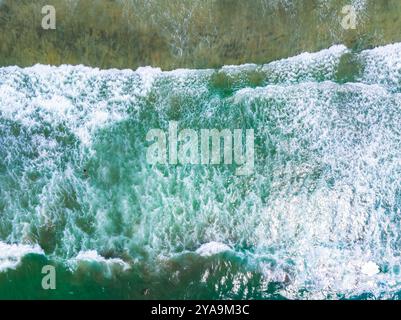 Aus der Vogelperspektive auf die Meereswellen, die an der Küste von San Diego abstürzen Stockfoto