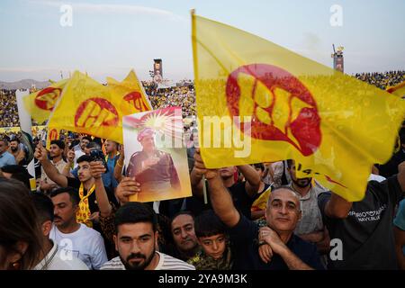 Duhok, Irak. Oktober 2024. Anhänger der Kurdischen Demokratischen Partei (KDP/PDK) halten Fahnen während einer Parteikundgebung vor den Wahlen zum Kurdischen Regionalparlament im Duhok International Stadium. Bei den für den 20. Oktober geplanten Wahlen treten 1.191 Kandidaten um 100 Sitze im Regionalparlament Kurdistan an. Quelle: SOPA Images Limited/Alamy Live News Stockfoto