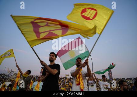 Duhok, Irak. Oktober 2024. Anhänger der Kurdischen Demokratischen Partei (KDP/PDK) halten Fahnen während einer Parteikundgebung vor den Wahlen zum Kurdischen Regionalparlament im Duhok International Stadium. Bei den für den 20. Oktober geplanten Wahlen treten 1.191 Kandidaten um 100 Sitze im Regionalparlament Kurdistan an. Quelle: SOPA Images Limited/Alamy Live News Stockfoto