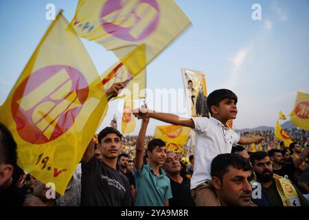 Duhok, Irak. Oktober 2024. Anhänger der Kurdischen Demokratischen Partei (KDP/PDK) halten Fahnen während einer Parteikundgebung vor den Wahlen zum Kurdischen Regionalparlament im Duhok International Stadium. Bei den für den 20. Oktober geplanten Wahlen treten 1.191 Kandidaten um 100 Sitze im Regionalparlament Kurdistan an. Quelle: SOPA Images Limited/Alamy Live News Stockfoto