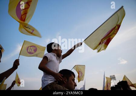 Duhok, Irak. Oktober 2024. Anhänger der Kurdischen Demokratischen Partei (KDP/PDK) halten Fahnen während einer Parteikundgebung vor den Wahlen zum Kurdischen Regionalparlament im Duhok International Stadium. Bei den für den 20. Oktober geplanten Wahlen treten 1.191 Kandidaten um 100 Sitze im Regionalparlament Kurdistan an. Quelle: SOPA Images Limited/Alamy Live News Stockfoto