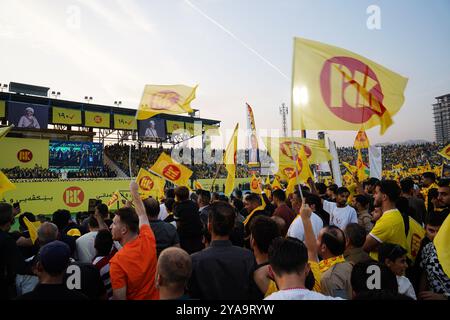 Duhok, Irak. Oktober 2024. Anhänger der Kurdischen Demokratischen Partei (KDP/PDK) halten Fahnen während einer Parteikundgebung vor den Wahlen zum Kurdischen Regionalparlament im Duhok International Stadium. Bei den für den 20. Oktober geplanten Wahlen treten 1.191 Kandidaten um 100 Sitze im Regionalparlament Kurdistan an. (Foto: Ismael Adnan/SOPA Images/SIPA USA) Credit: SIPA USA/Alamy Live News Stockfoto