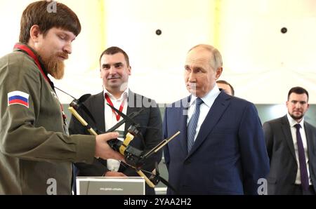 Besuch des Special Technology Centre. Der russische Präsident Putin besuchte das Special Technology Centre (STC) in St. Petersburg, ein Lieferant unbemannter Luftfahrzeuge - Drohnen, elektronische Kriegsführungssysteme und Kommunikationssysteme. Stockfoto