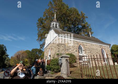 Sleepy Hollow, New York, USA. Oktober 2024. Die Old Dutch Church in Sleepy Hollow am 12. Oktober 2024 in New York. Sleepy Hollow, Schauplatz der berühmten Kurzgeschichte von Washington Irving, ist berühmt für seine Straßenmesse im Oktober, seine festliche Dekoration und andere lebhafte Halloween-Feiern und erwartet einen Zustrom von Touristen über Halloween. (Kreditbild: © Bryan Smith/ZUMA Press Wire) NUR REDAKTIONELLE VERWENDUNG! Nicht für kommerzielle ZWECKE! Stockfoto
