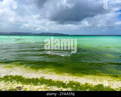 Ein durchsichtiges Boot im Wasser in der Nähe des Ufers auf den Philippinen Stockfoto