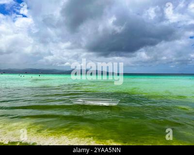 Ein durchsichtiges Boot im Wasser in der Nähe des Ufers auf den Philippinen Stockfoto