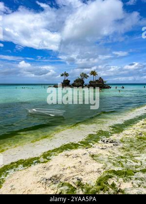 Ein durchsichtiges Boot im Wasser mit Willys Rock im Hintergrund Stockfoto