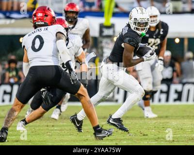 12. Oktober 2024: Der Wide Receiver Kobe Hudson (2) der UCF Knights spielt mit dem Ball während des NCAA-Fußballspiels zwischen den Cincinnati Bearcats und den UCF Knights. Cincinnati besiegte die UCF 19-13 im FBC Mortgage Stadium in Orlando, FL. Romeo T Guzman/CSM Stockfoto
