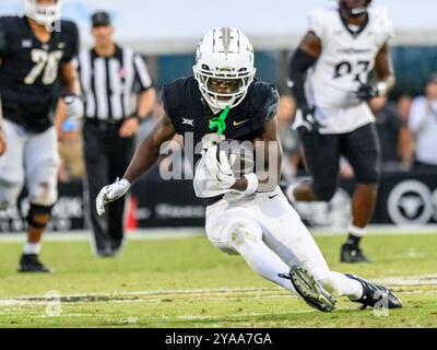 12. Oktober 2024: Der Wide Receiver Kobe Hudson (2) der UCF Knights spielt mit dem Ball während des NCAA-Fußballspiels zwischen den Cincinnati Bearcats und den UCF Knights. Cincinnati besiegte die UCF 19-13 im FBC Mortgage Stadium in Orlando, FL. Romeo T Guzman/CSM Stockfoto
