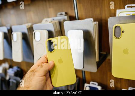 Paris, Frankreich - 20. September 2024: POV einer männlichen Hand, die eine Apple Silikonhülle für das iPhone 16 Pro Max mit Induktionsringen und Magneten hält. Stockfoto
