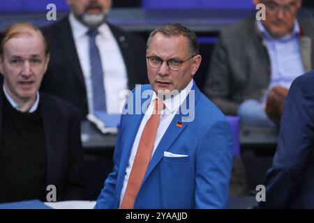Berlin, Deutschland, 09.10.2024: Deutscher Bundestag: 190. Bundestagssitzung: AFD-Chef Tino Chrupalla in seiner Fraktion, links Gottfried Curio *** Berlin, 09 10 2024 Deutscher Bundestag 190 Bundestagssitzung AfD-Chef Tino Chrupalla in seiner Fraktion, links Gottfried Curio Copyright: XdtsxNachrichtenagenturx dts 48475 Stockfoto